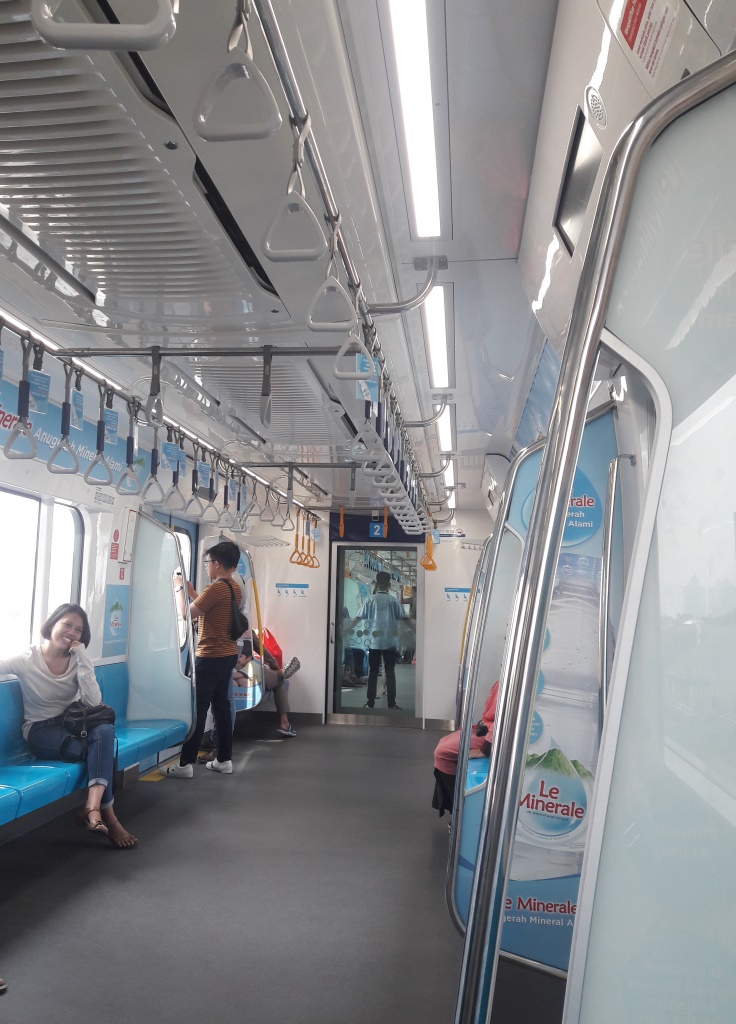 Bagian dalam MRT Jakarta (by: glediesbp)