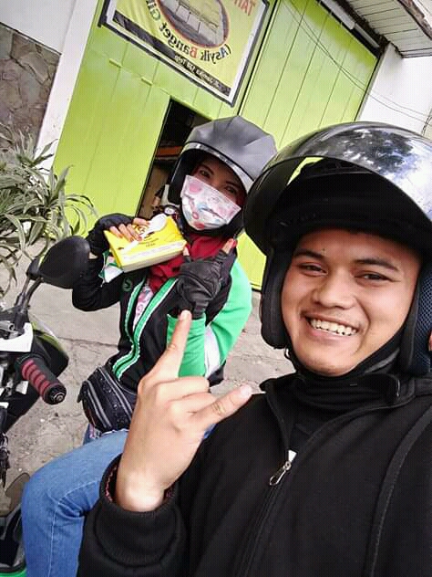 Dapat makanan dari pelanggan, driver ojol ini bagikan pada yang butuh