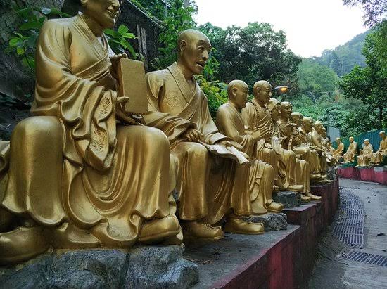Sepuluh ribu patung buddha