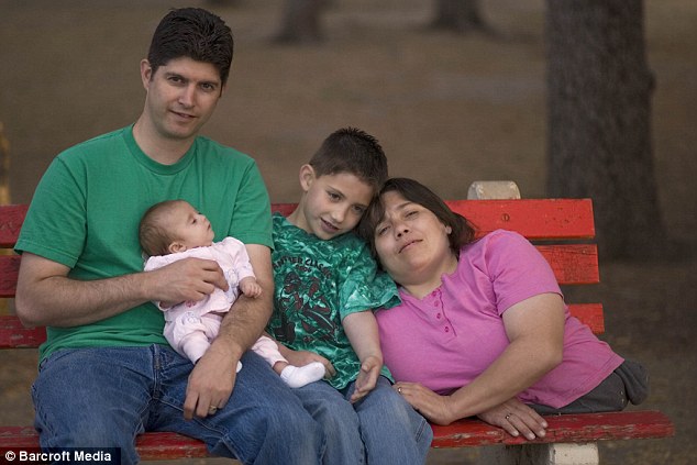 Rose dan Dave bersama kedua anak mereka, Luke dan Shelby (foto: Daily Mail)