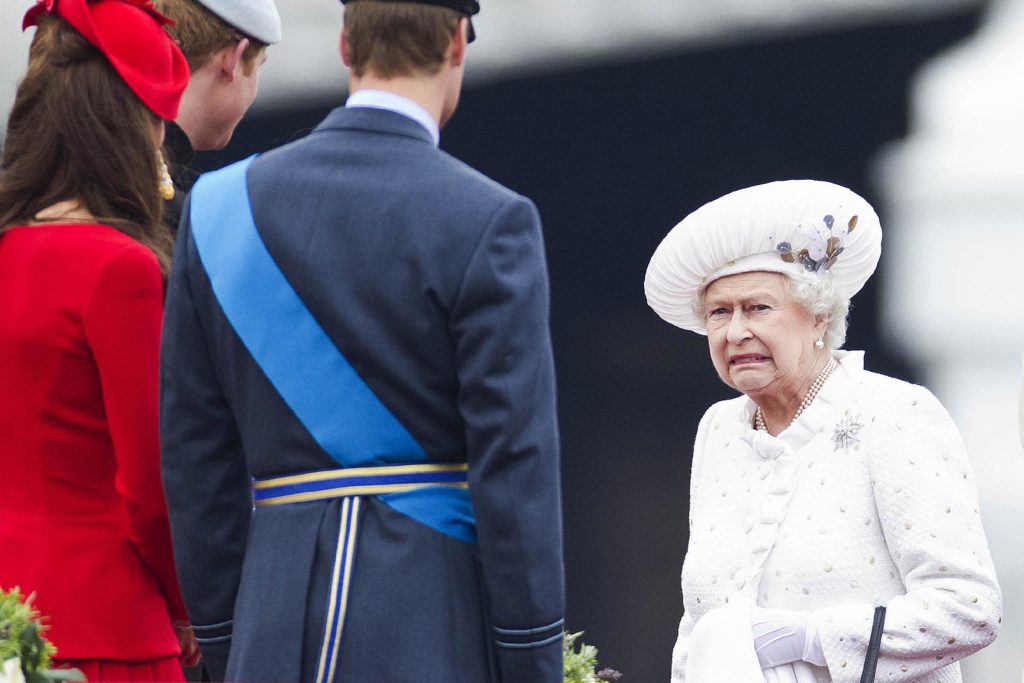 8 Ekspresi langka Ratu Elizabeth II yang tertangkap kamera