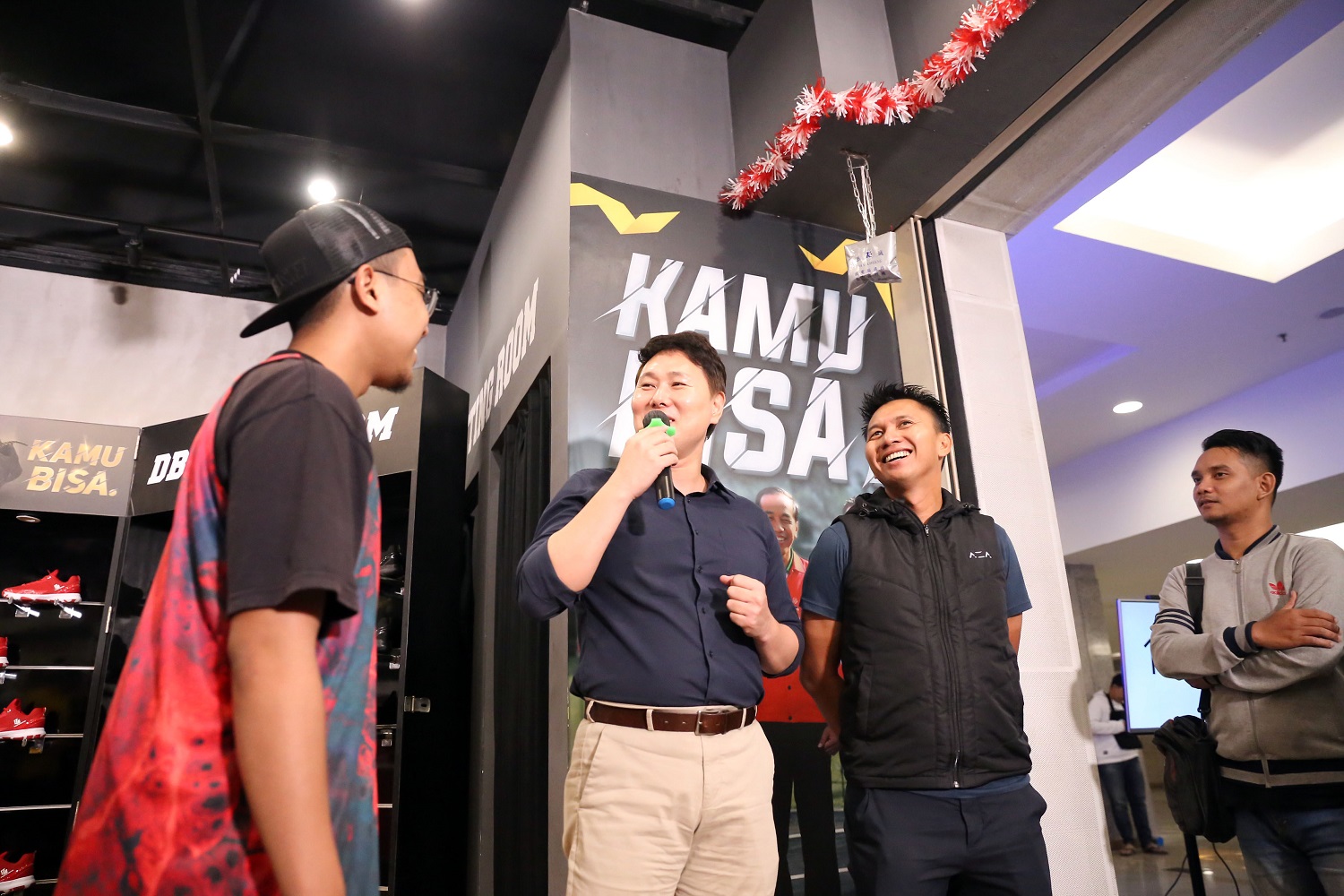 Pembeli rela antre sembilan jam demi dapatkan AZA 6
