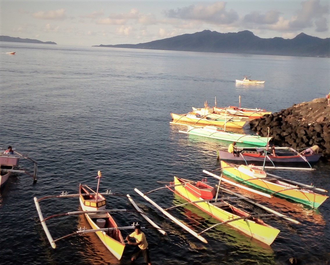 Aktivitas tempat ini tidak pernah sepi, karena area selam ini juga menjadi kawasan parkir kapal kapal nelayan tradisional. (graceywakary)