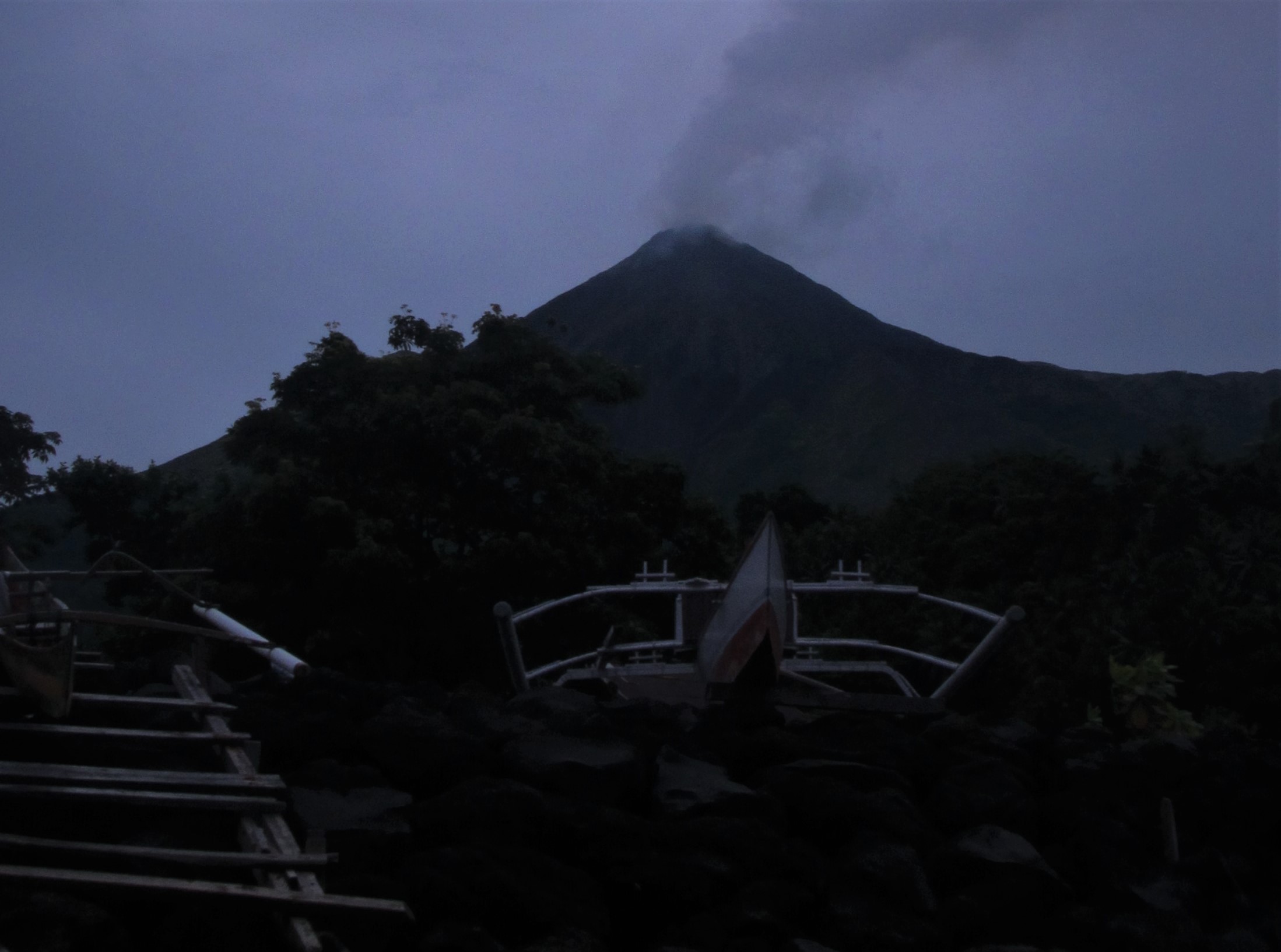 Gunung api aktif si Karangatan bisa dilihat langsung dari kawasan selam ini. (graceywakary)