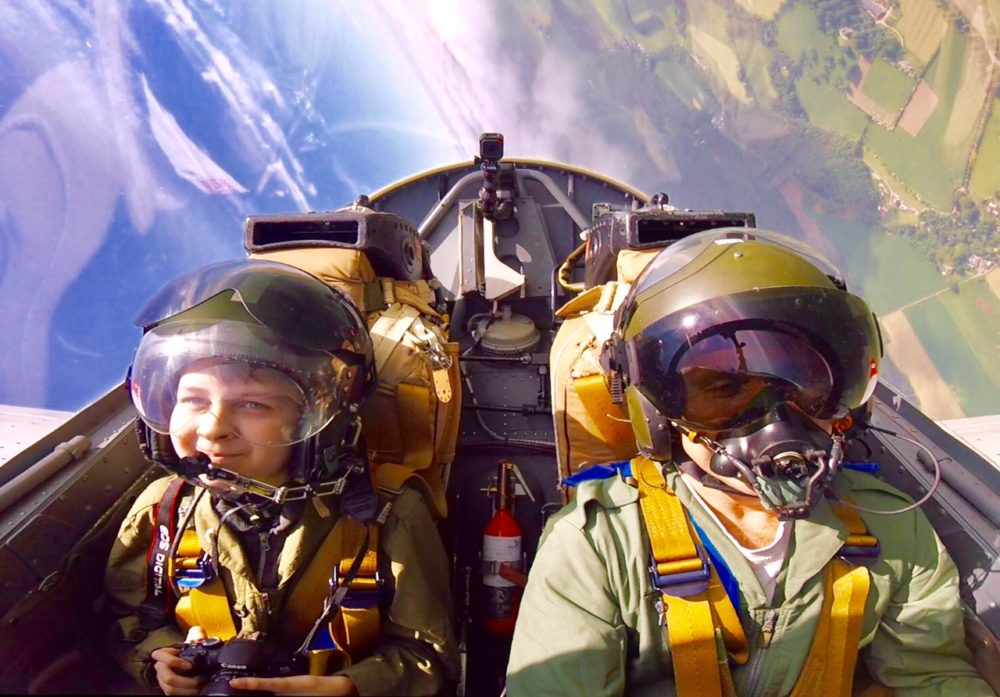 Anak-anak pun boleh coba wisata jet tempur (foto: Flyer UK)