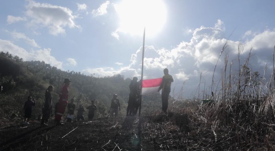 Para relawan yang ikut membantu memadamkan api di hutan yang ada di Srawet Batuputih Bitung, tidak ketinggalan menggelar upacara kenaikkan bendera salam rangka HUT ke-74 RI. (Graceywakary)