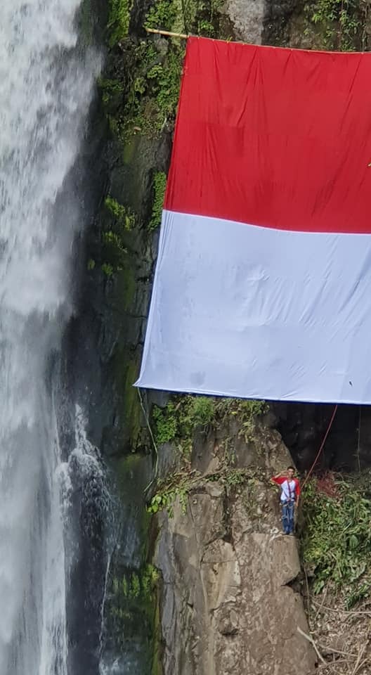 Pecinta lingkungan dan keluarga besar Kowaas ikut menggelar upacara bendera disalah satu air terjun yang ada di Minahasa. (graceywakary)