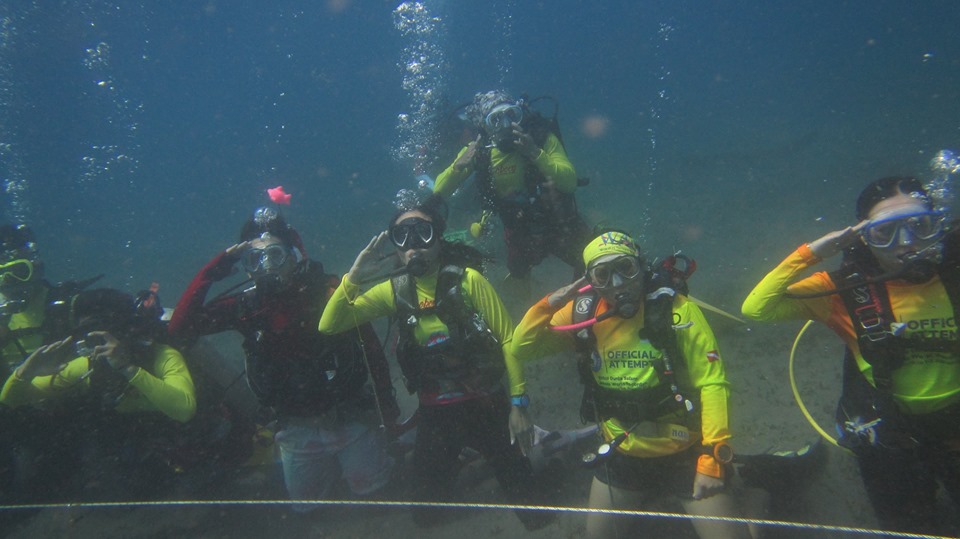 Para peserta upacara kenaikkan bendera di bawah air, yang digelar oleh PALAMIK dan ikatan alumni FPIK Unsrat dengan komunitas pecinta lingkungan laut yang ada di Sulut. (graceywakary)