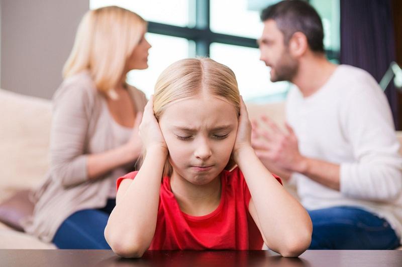 10 Kebiasaan ini pantang dilakukan orang tua di depan si kecil