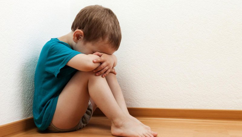 10 Kebiasaan ini pantang dilakukan orang tua di depan si kecil