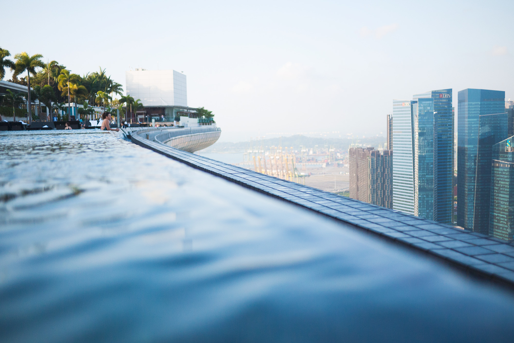 бассейн сингапуре крыше