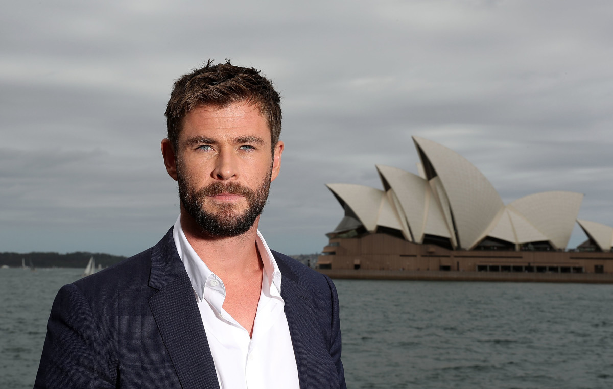 Chris Hemsworth si Thor.