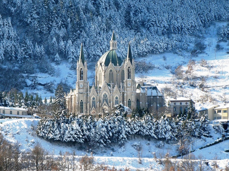 5 Kastil megah di Eropa ini bagaikan di negeri dongeng