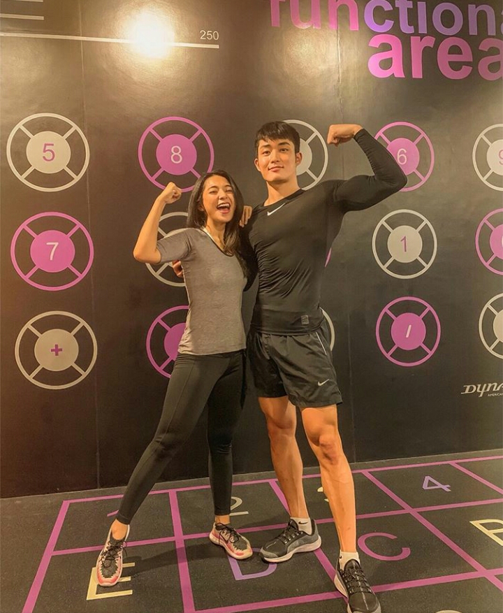 Turun 9 kilogram dalam 2 bulan, ini 8 potret body goals Dinda Kirana