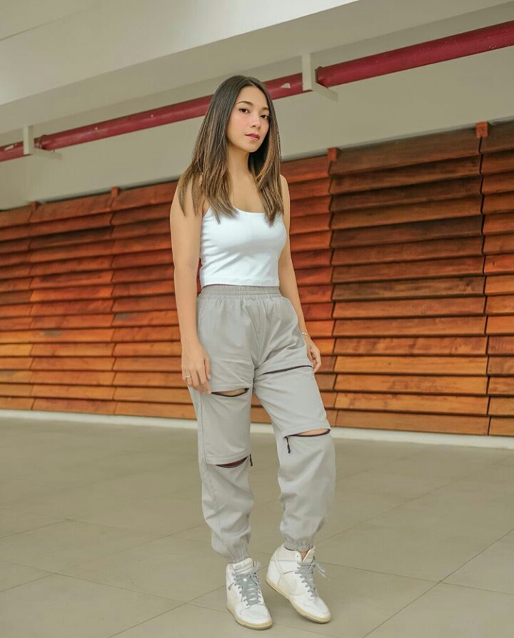 Turun 9 kilogram dalam 2 bulan, ini 8 potret body goals Dinda Kirana