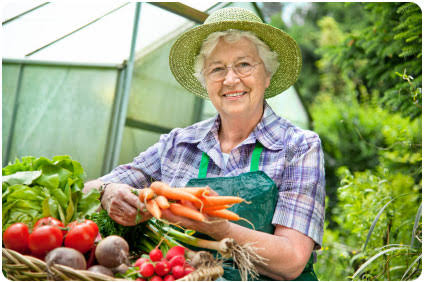nenek berkebun