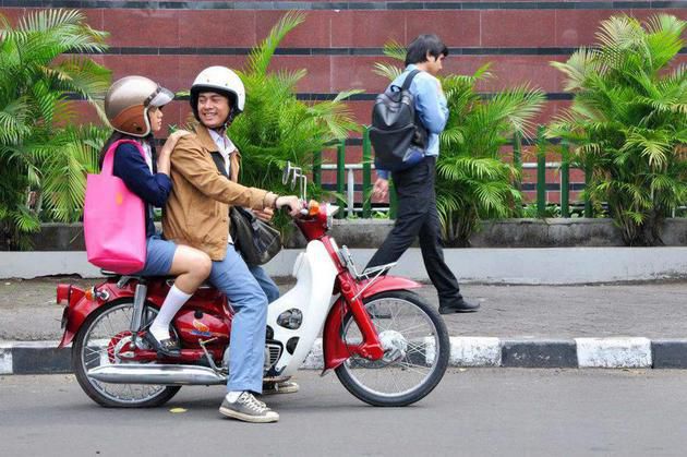Tebak karakter pasangan melalui 5 sikapnya saat naik motor ini yuk