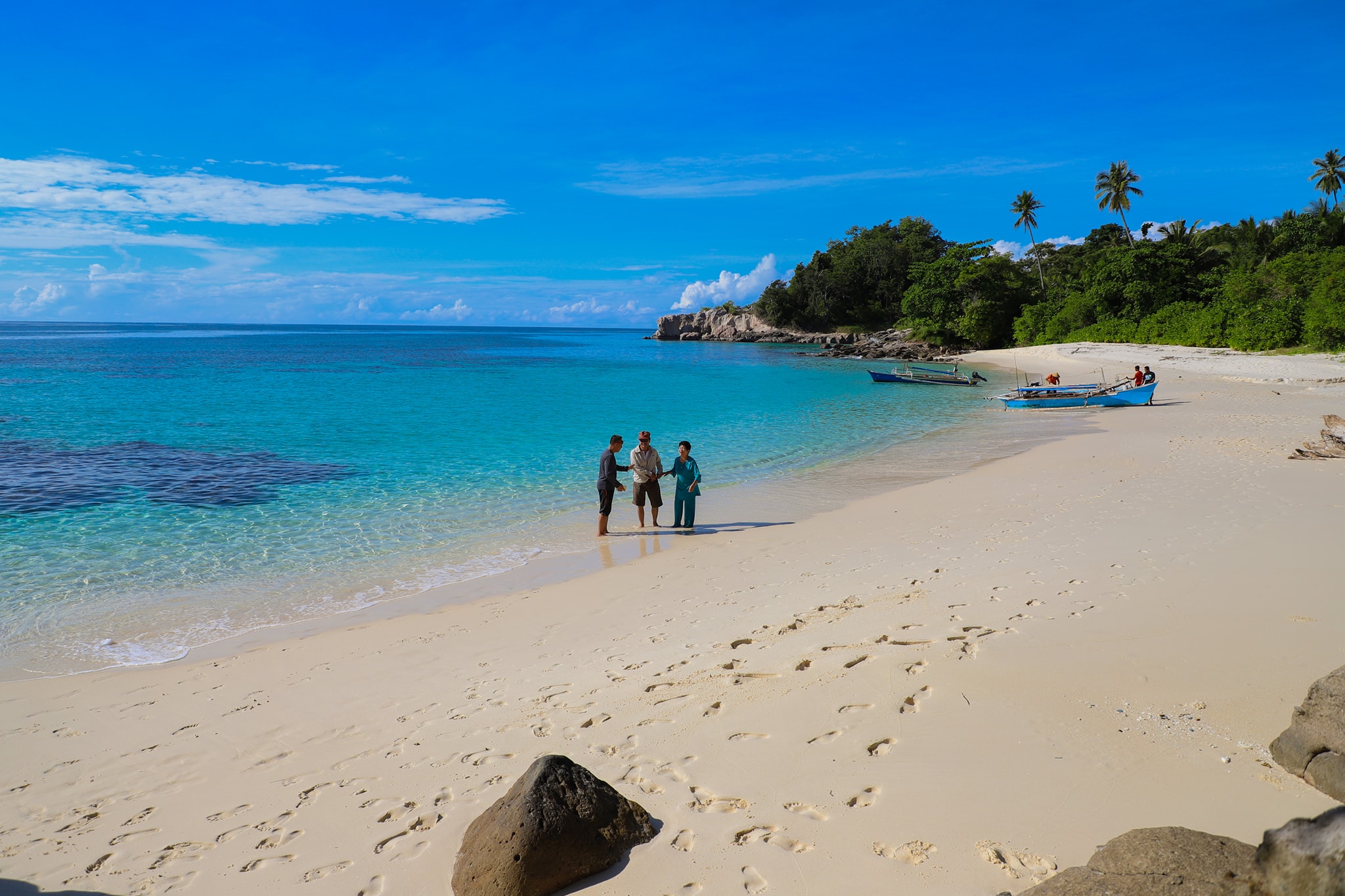 Pasir putihnya tidak gatal dan menyenangkan untuk dinikmati. (Foto: Ivan Assa/Dispar Boltim)