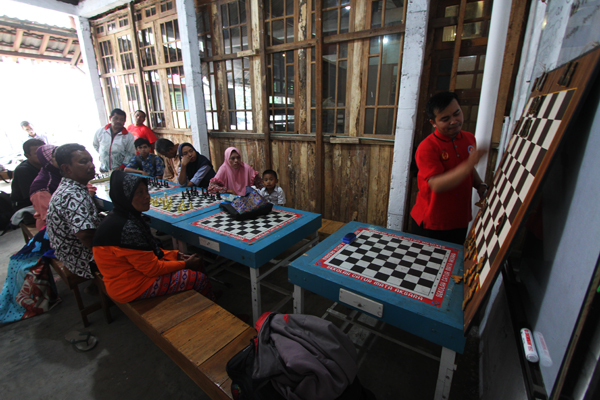 Sejumlah pecatur disabilitas mengikuti latihan rutin di Sekolah Catur Mata Aksara, di Sleman, Yogyakarta, belum lama ini. Foto : Joko Sulistyo