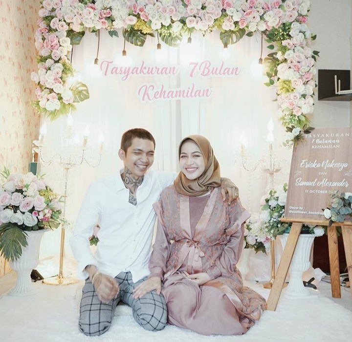 Gelar tasyakuran 7 bulan kehamilan, ini potret Young Lex dan istri