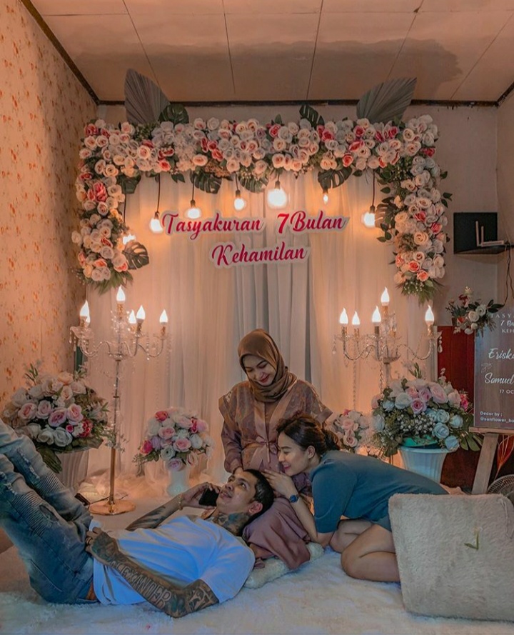 Gelar tasyakuran 7 bulan kehamilan, ini potret Young Lex dan istri