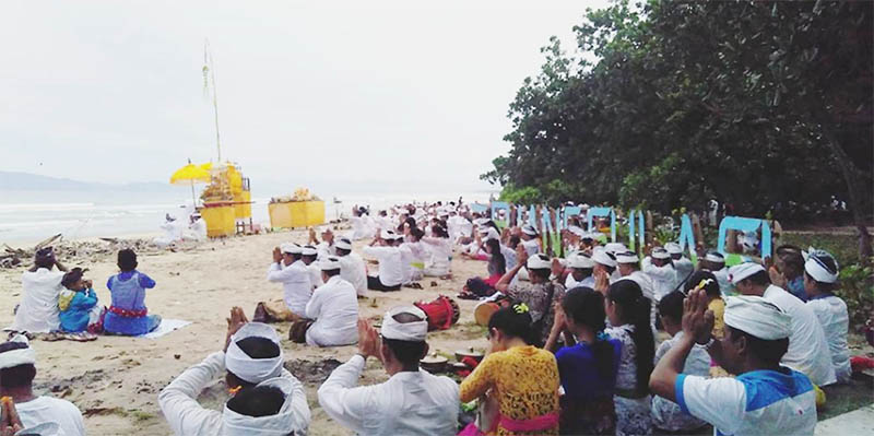 Upacara Pagarwesi di Pantai Triangulasi Taman Nasional Alas Purwo