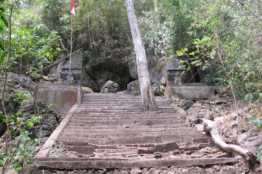gua istana di Taman Nasional Alas Purwo