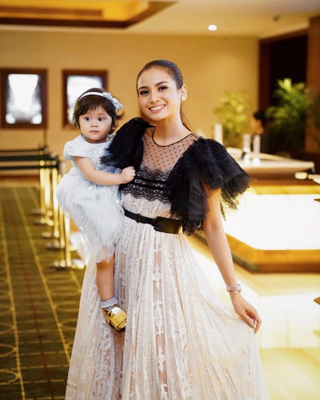 9 Gaya kompak hot moms Tanah Air dengan putrinya ini bikin adem