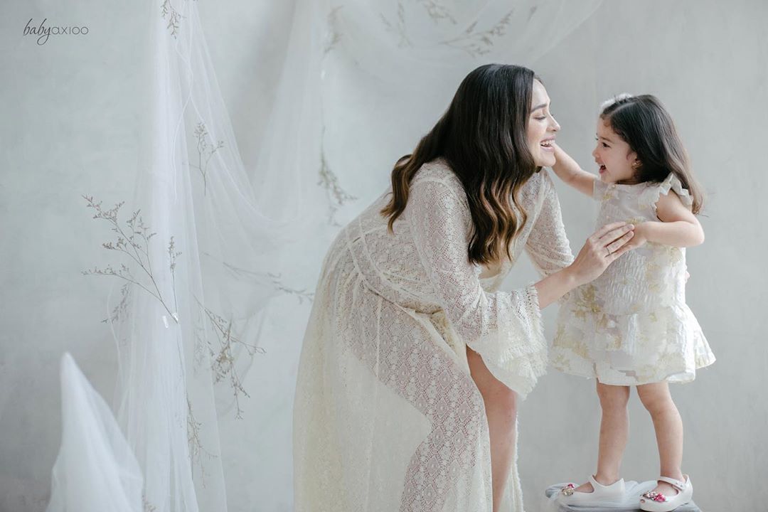 9 Gaya kompak hot moms Tanah Air dengan putrinya ini bikin adem