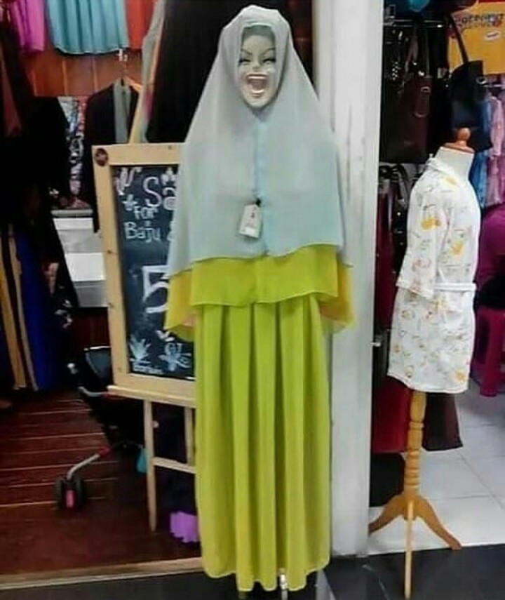 8 Potret kocak manekin di mall ini bikin geleng-geleng kepala