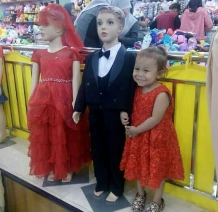 8 Potret kocak manekin di mall ini bikin geleng-geleng kepala