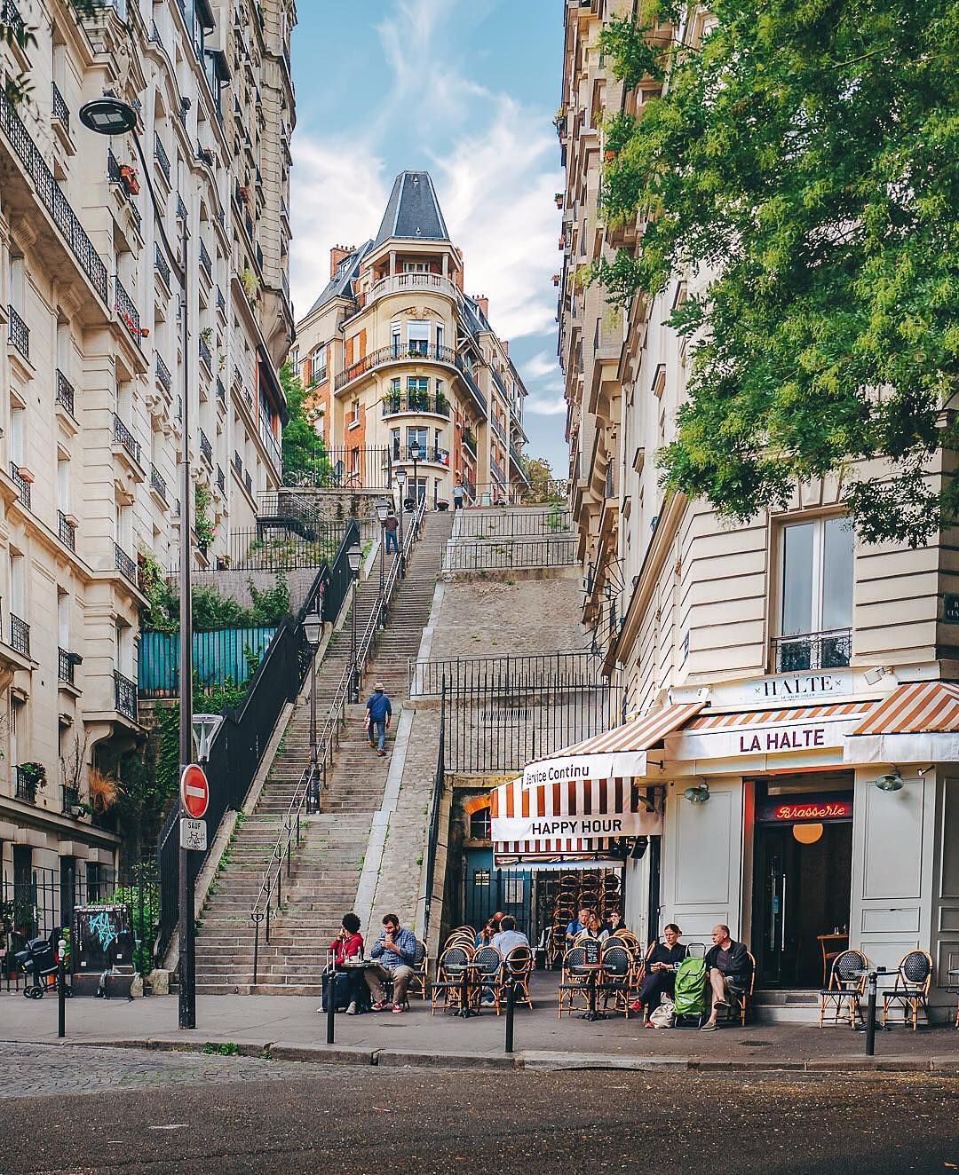 Известные улицы стран. Монмартр в Париже. Париж улочки Монмартра. Улица Мон мартер в Париже. Франция улица Монмартр.
