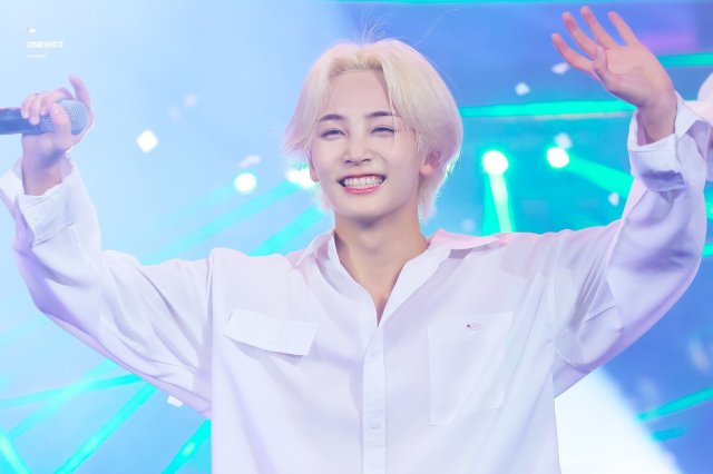 6 Idol Korsel ini sukses bikin fans histeris dengan rambut panjangnya