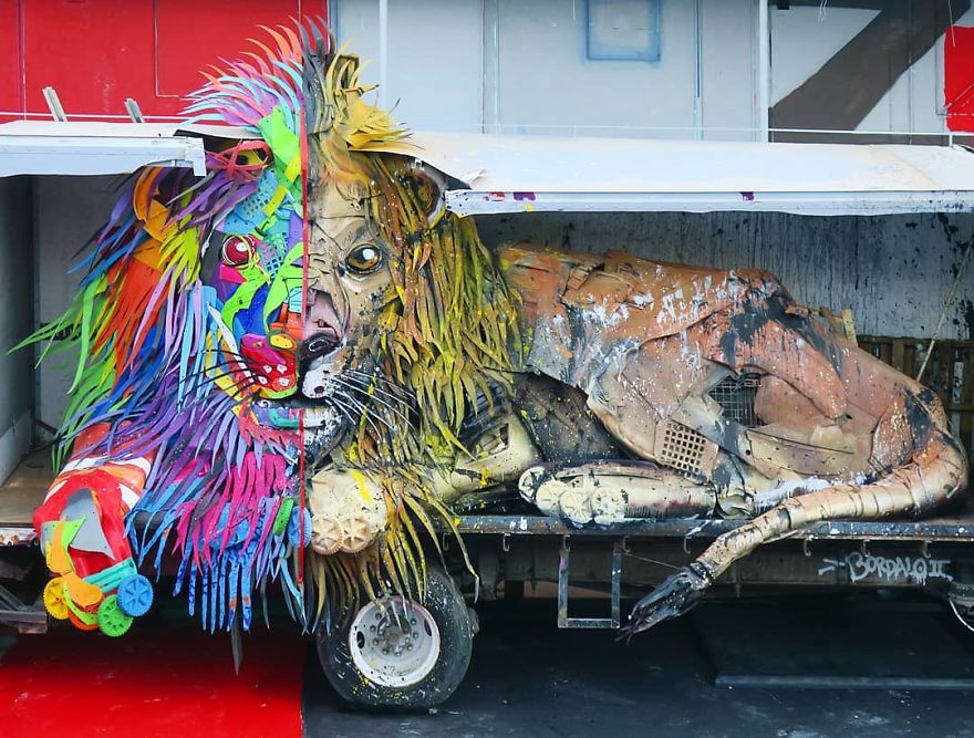 10 karya seni berbentuk hewan ini terbuat dari sampah, sangat keren!