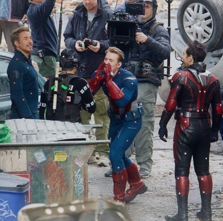 12 Momen lucu pemeran superhero Marvel di balik layar, seru abis