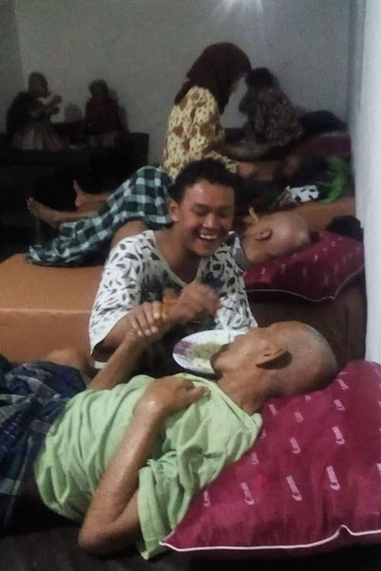 https://www.stkippgriponorogo.ac.id/2019/10/sosok-rama-philips-bangun-panti-dari-batu-akik/?fbclid=IwAR1F3Sy_3GIB9BxhTMXmEEJVj_Z-IwBWArRl6alYDAhy_2ynOlAoEzHno6I