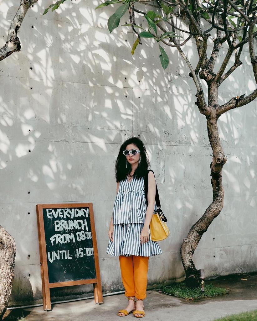 5 Ide padu padan 'mustard look' ala Febby Rastanty