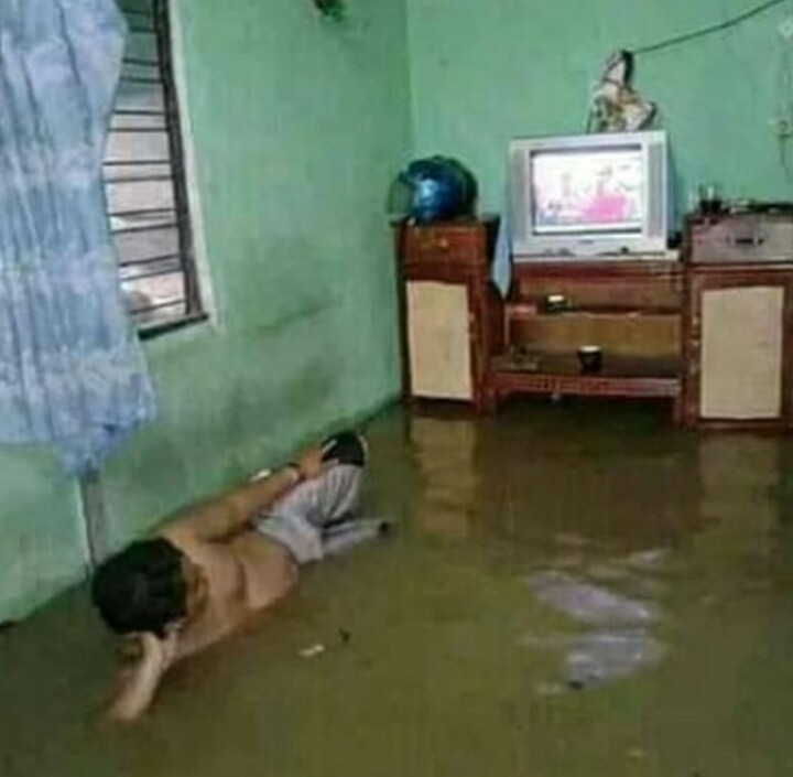 11 Potret absurd tentang banjir ini jadi bukti ketangguhan warga +62