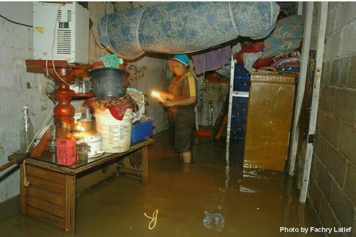 11 Potret absurd tentang banjir ini jadi bukti ketangguhan warga +62
