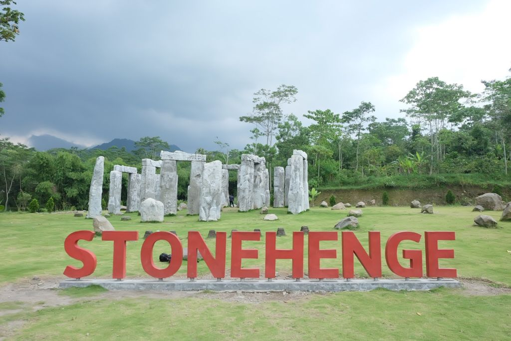 https://travelspromo.com/htm-wisata/stonehenge-merapi-yogyakarta/