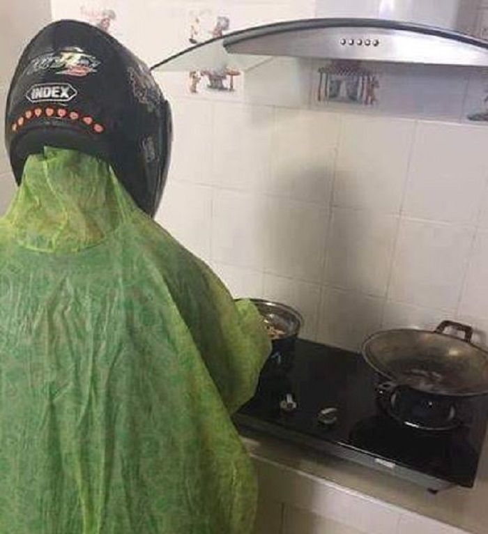 10 Foto orang yang takut saat memasak ini bikin ngakak!