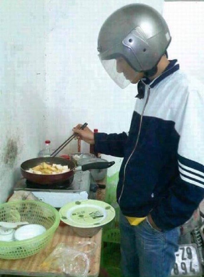 10 Foto orang yang takut saat memasak ini bikin ngakak!