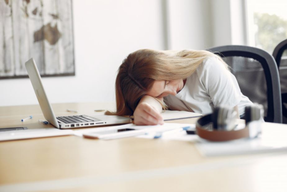 7 Cara aneh namun efektif untuk bisa bekerja dengan lebih sehat