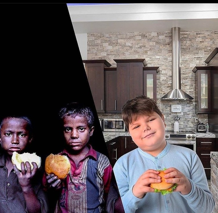 Tiga anak laki-laki memegang makanan
