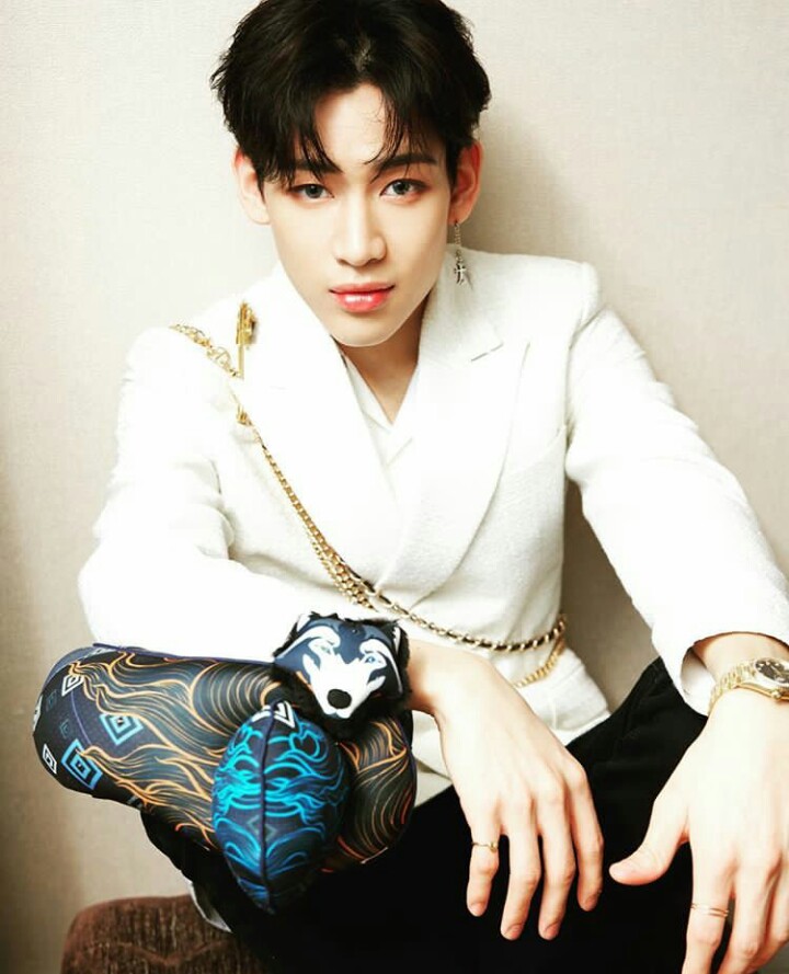 10 Idol Korea ini lahir tahun 1997, visual gantengnya bikin jatuh hati
