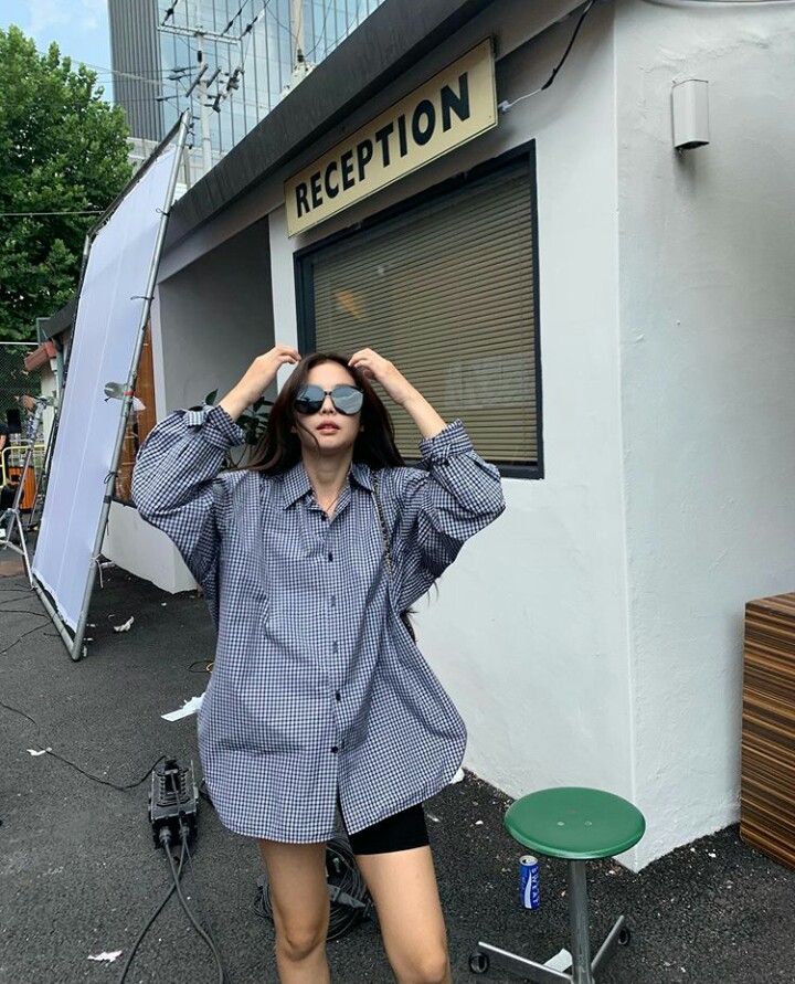 10 Gaya kece Jennie Blackpink saat pakai kacamata, fashionista banget