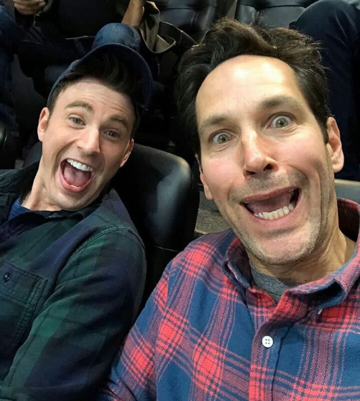 12 Potret keseharian Chris Evans, sang Captain America yang keren abis