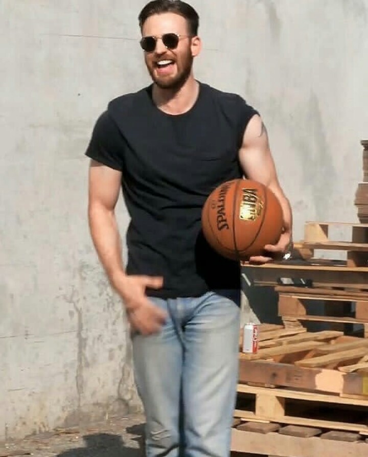 12 Potret keseharian Chris Evans, sang Captain America yang keren abis