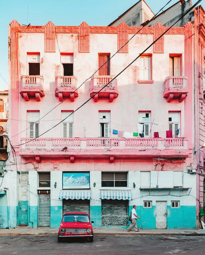 10 Kota di berbagai negara ini gemerlap dengan bangunan warna-warni