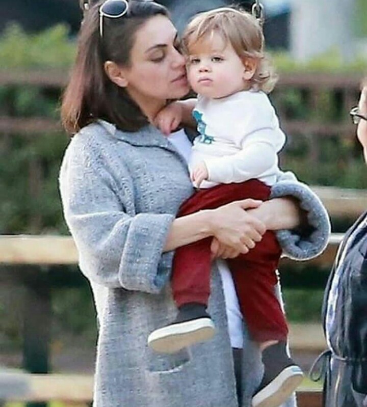 12 Potret bintang Hollywood saat mengasuh sang anak, gemesin banget